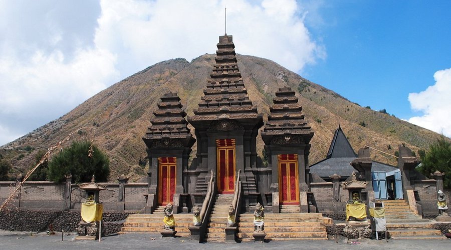 √ Pura Luhur Poten Bromo: Pusat Ibadah dan Budaya di Kaki Gunung Bromo, Jawa Timur Review & Info Tiket Facebook Twitter Whatsapp Pinterest