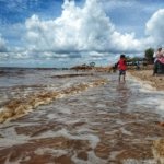 √ Pantai Koneng: Pantai Tenang dengan Nuansa Alami yang Menenangkan, Review & Info Lengkap