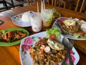 √ Kedai Lalapan Kang Ujang: Kuliner Pedas & Gurih Favorit di Sukabumi, Review & Info Lengkap