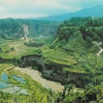 √ Ngalau Sianok: Tebing & Panorama Alam Menawan di Payakumbuh, Review & Info